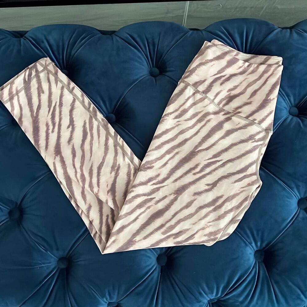L’urv‎ Cheetah Print Cropped Leggings Womens M Pink Animal Print Athleisure